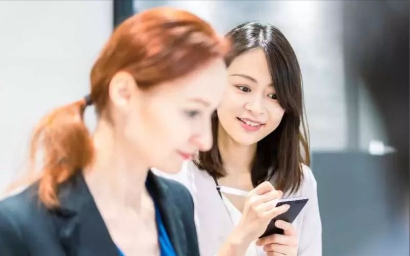 Thuê phiên dịch hoặc hỗ trợ ngôn ngữ tại chỗ